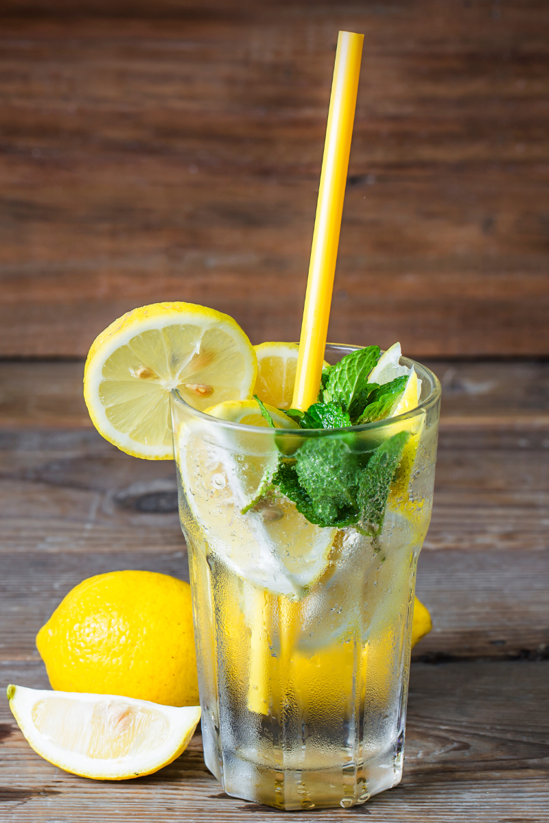 Een glas water met citroen, een verfrissende manier om gehydrateerd te blijven.